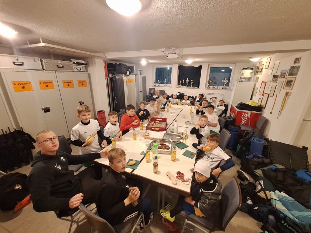 Gemeinsames Essen im Clubhaus