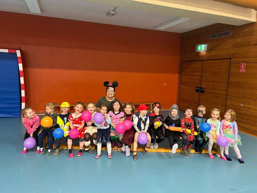 Fasching in der Turnhalle